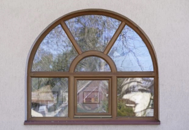Rundbogenfenster und Fensterrosetten
